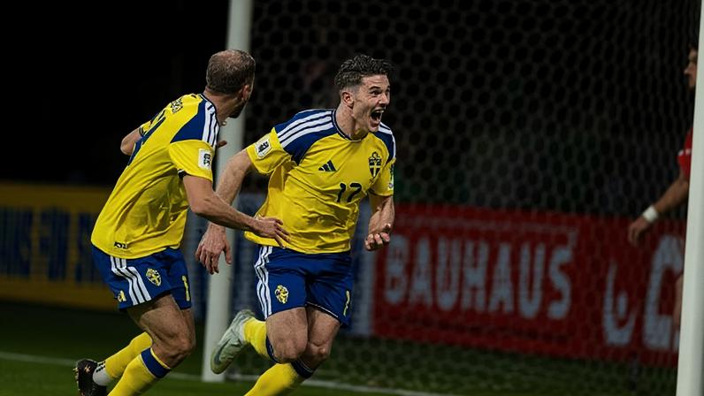 Viktor Gyökeres da Suécia celebra gol contra a Polônia pela repescagem da Copa do Mundo 2026