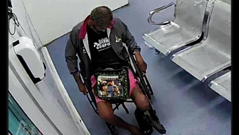 Novas imagens mostram homem antes de morrer dentro de UPA