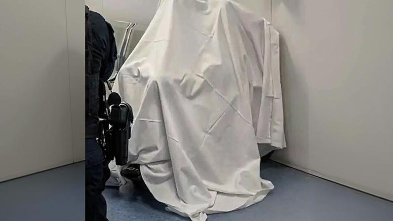 O corpo de Vilmar Pereira da Silva coberto: apenas um brasileiro