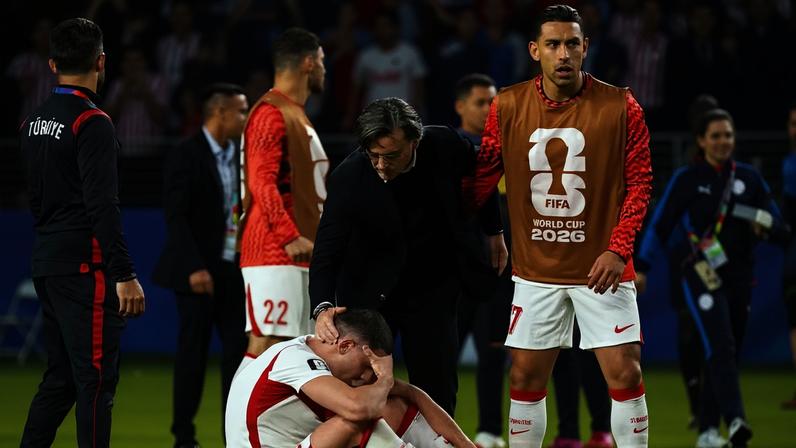 Vincenzo Montella, técnico da Turquia, após derrota para o Paraguai, na Copa do Mundo — Foto: Reuters/David Gonzales