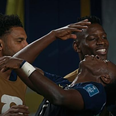 Endrick puxou o cabelo de Vinícius Jr. no terceiro gol da Seleção