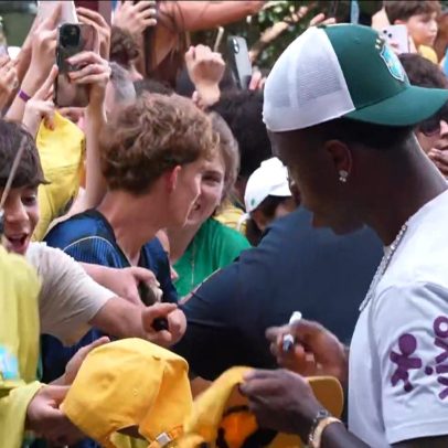 Brasil chega a Houston para duelo com o Japão e recebe festa