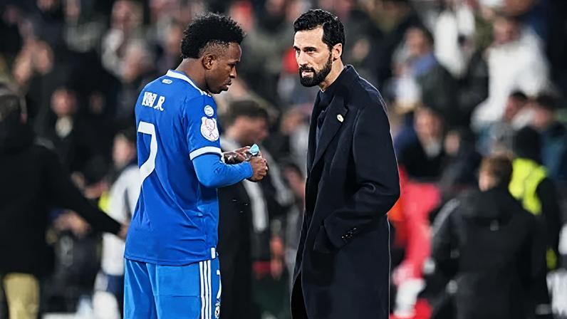 Vini Jr. e Arbeloa conversam durante jogo do Real Madrid