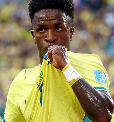 Vini Jr celebra gol do Brasil sobre a Escócia em duelo da Copa do Mundo