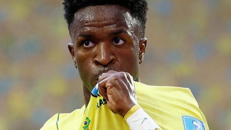 Vini Jr celebra gol do Brasil sobre a Escócia em duelo da Copa do Mundo