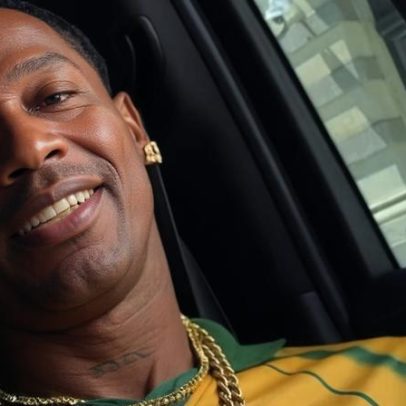Travis Scott posa com Maisa e vibra com gol de Vinícius Jr