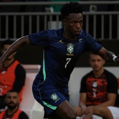 Brasil volta a usar meiões pretos na Copa contra o Haiti após 96 anos
