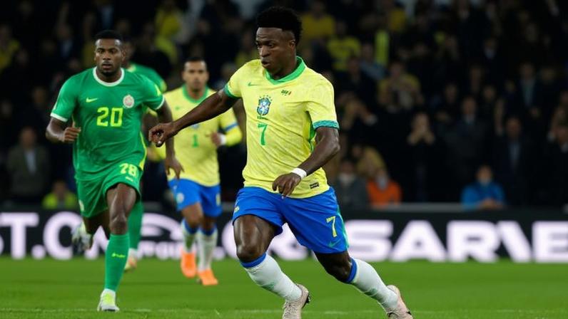 Vini Jr, da seleção brasileira, em jogo contra Senegal