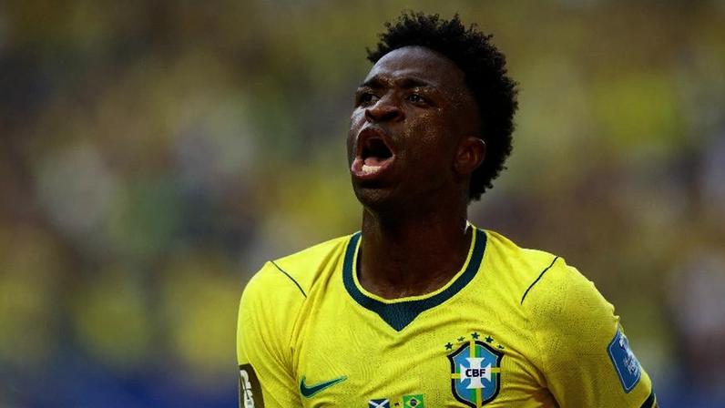 Vini Jr, do Brasil, celebra gol sobre a Escócia em jogo da Copa do Mundo