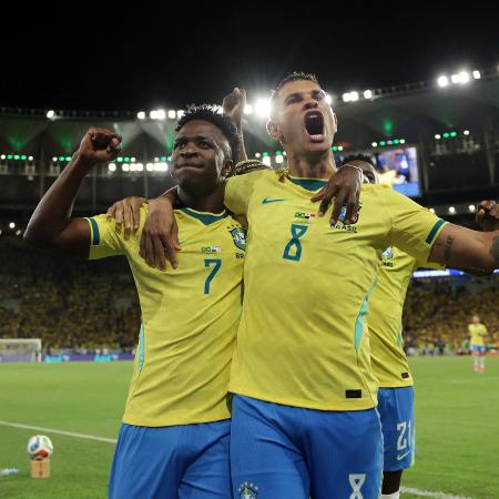 Vini Jr e Bruno Guimarães comemoram gol do Brasil contra o Panamá