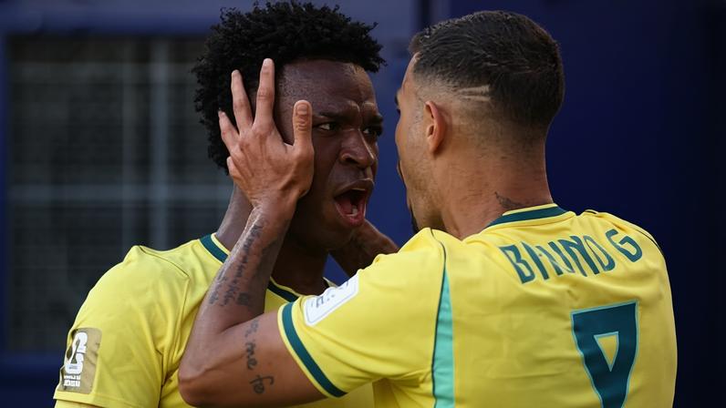 Vini Jr. e Bruno Guimarães comemoram gol durante Brasil x Marrocos, partida da Copa do Mundo
