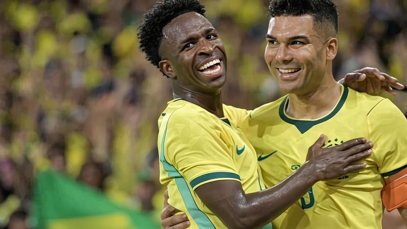 Vini Jr. e Casemiro comemoram gol do Brasil em amistoso contra o Panamá no Maracanã