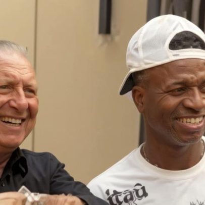 Galvão recebe camisa 100 de Vini após marca histórica em Copas