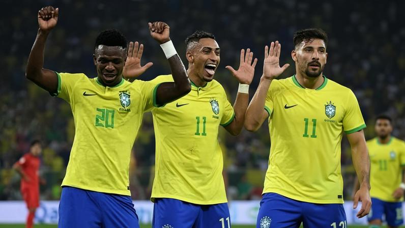 Vini Jr e Raphinha comemoram gol pela seleção brasileira