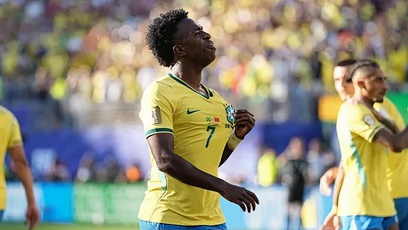 Vini Jr. celebra gol em partida contra o Marrocos, na estreia da Copa do Mundo