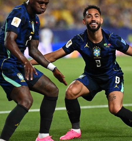 Vini Jr., Matheus Cunha e Paquetá comemoram gol da seleção contra o Haiti