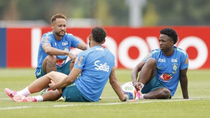 Neymar. Vini Jr e Matheus Cunha conversam em treino da Seleção Brasileira antes do jogo contra a Escócia pela Copa do Mundo