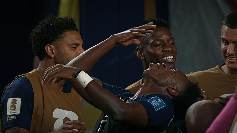 Endrick dá puxão no cabelo de Vini Jr. no terceiro gol da seleção brasileira — Foto: Reprodução