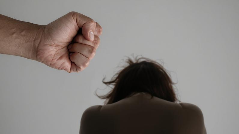 Projeto altera Lei Rouanet e impede incentivo a obras culturais com violência de gênero; na imagem, representação de violência contra a mulher