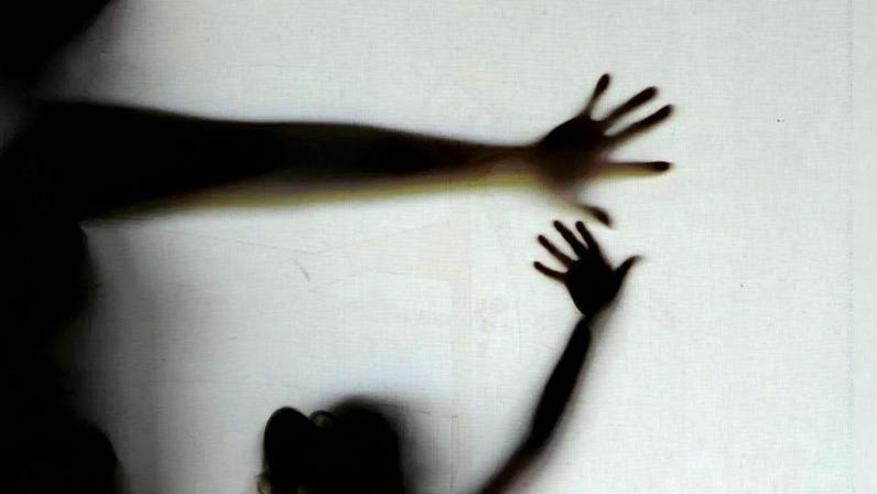Crianças e adolescentes concentram a maior parte dos casos de estupro e estupro de vulnerável registrados no Brasil; na imagem desfocada, uma criança com os braços estendidos atrás de uma superfície translúcida