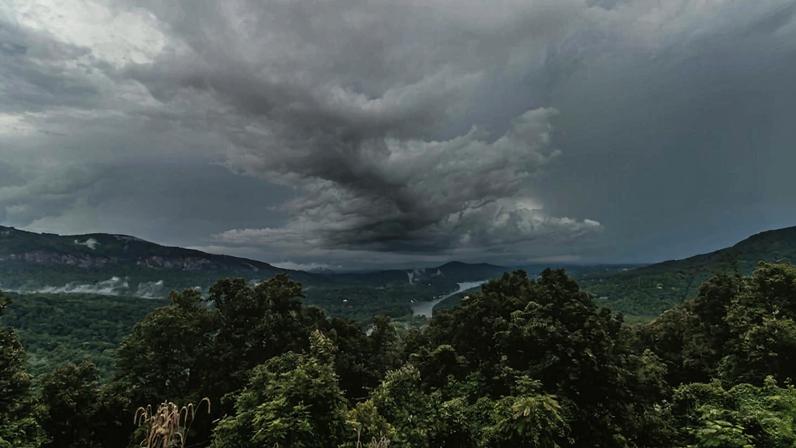 Frente fria avança pelo Centro-Sul do Brasil e provoca retorno da chuva entre sexta-feira e o fim de semana. Há risco de temporais no Sul, Centro-Oeste e parte do Sudeste.