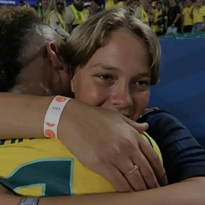 Neymar abraça o filho Davi Lucca após estreia do Brasil na Copa do Mundo