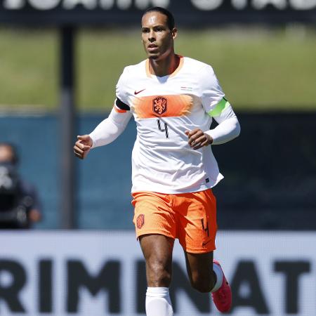 Virgil Van Dijk, zagueiro da Holanda, em ação no amistoso contra o Uzbequistão antes da estreia na Copa do Mundo 2026
