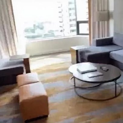 Virginia chega ao Texas para ver jogo do Brasil e visita quarto de hotel de luxo