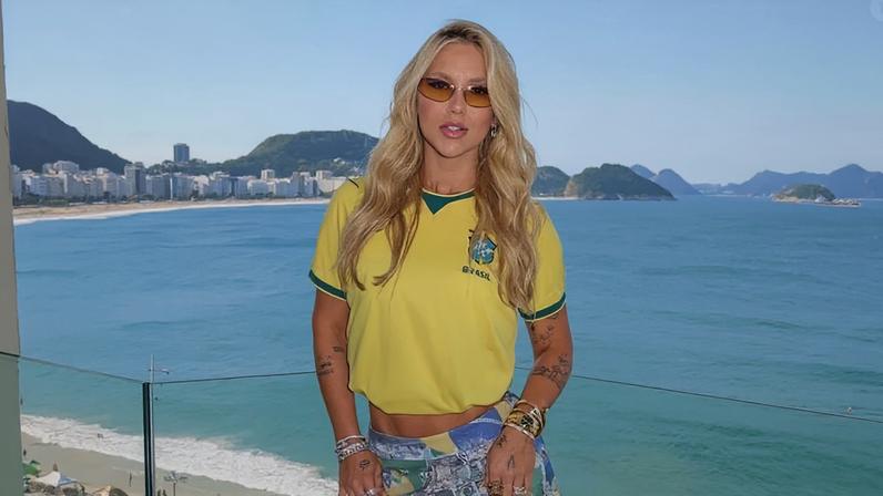 Virginia não foi escalada para o Mundial para explicar tática, mas para produzir conexão com brasileiros fora da bolha do futebol, diz o articulista; na imagem, a influenciadora vestindo uma camisa da seleção