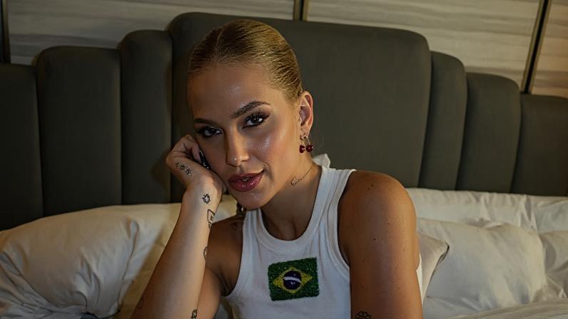 Virginia recebe buquê de flores