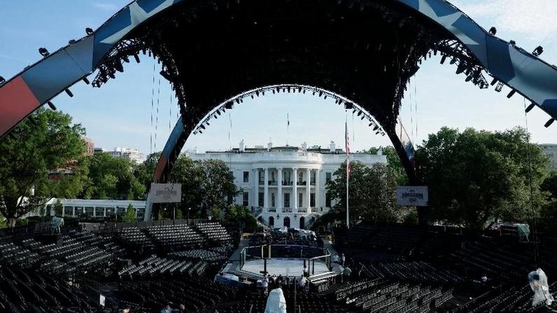 Vista do octógono montado no gramado da Casa Branca, onde será realizado o UFC 250 Freedom