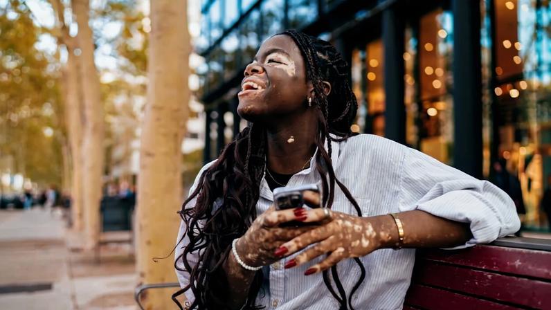 O vitiligo ocorre quando há redução ou destruição dos melanócitos, células responsáveis pela produção de melanina