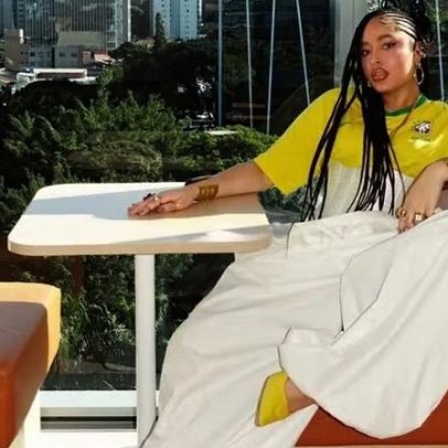Looks de influenciadora brasileira transformam como vemos camisas de futebol