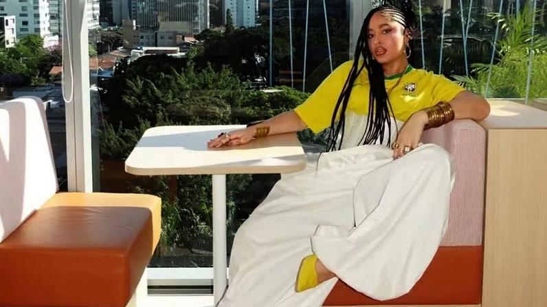 Os looks desta influenciadora brasileira vão te fazer olhar para as camisas de futebol de outro jeito — Foto: Reprodução/Instagram @kathlenn.c
