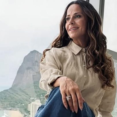Viviane Araújo posa de biquíni e reclama do frio