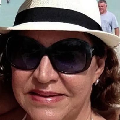 Influencer afirma ter visto mulher cair de escada de avião e morrer em SP