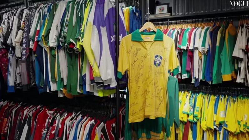Por dentro da maior coleção de camisas de futebol do mundo — Foto: Vogue Brasil