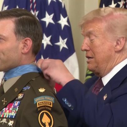 Trump se atrapalha com laço ao entregar medalha a veterano de guerra
