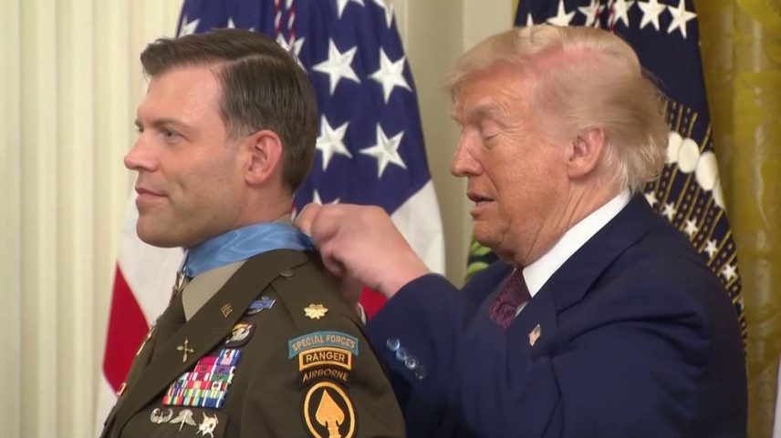 Trump se atrapalha com laço durante cerimônia de condecoração em Washington — Foto: Reprodução/Reuters
