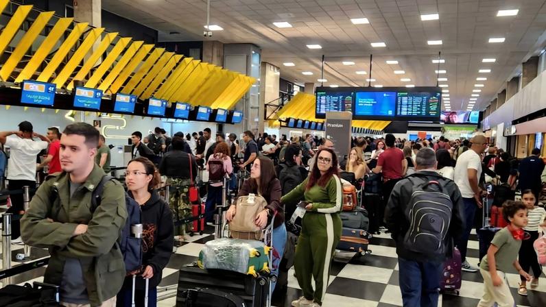 Passageiros dormem no Aeroporto de Congonhas após cancelamento de voos - Metrópoles