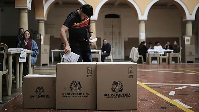 Colombianos vão às urnas para exercer seu direito de voto eleições legislativas em Bogotá, Colômbia, em 8 de março de 2026
