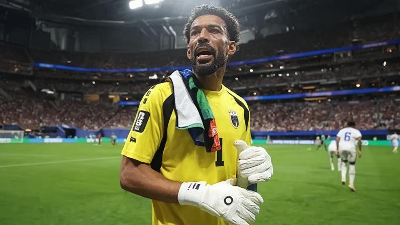 Goleiro Vozinha, de Cabo Verde, em ação contra a Espanha pela Copa do Mundo