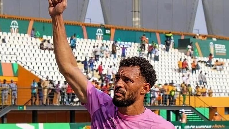 Vozinha, goleiro de Cabo Verde, comemorando com a torcida