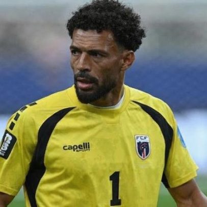 Vozinha não leva gol e iguala marca de duas lendas na Copa do Mundo