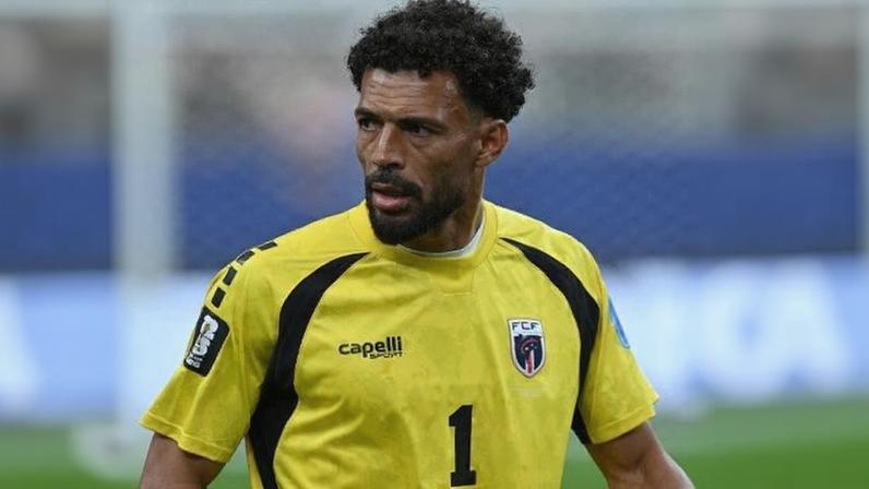 Vozinha, goleiro de Cabo Verde, em ação durante jogo contra a Arábia Saudita pela Copa do Mundo