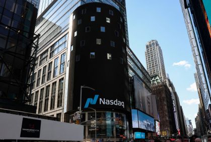 Logotipo da Nasdaq exibido em tela na Times Square, em Nova York, EUA, em 17 de abril de 2026