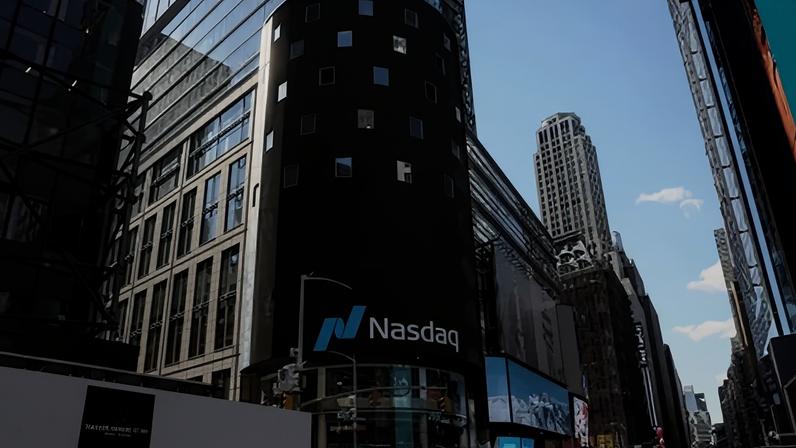 Logo da Nasdaq em Nova York em 17 de abril de 2026