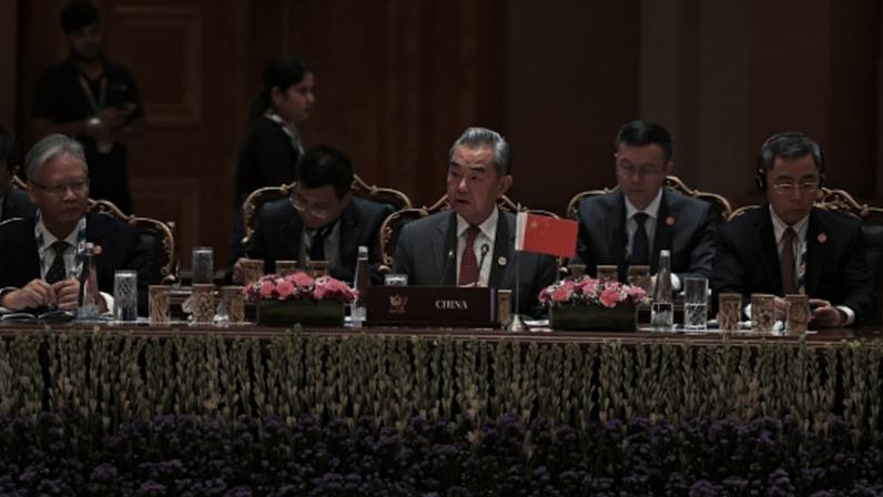 Na imagem, o ministro das Relações Exteriores da China, Wang Yi, durante evento do Brics na Índia