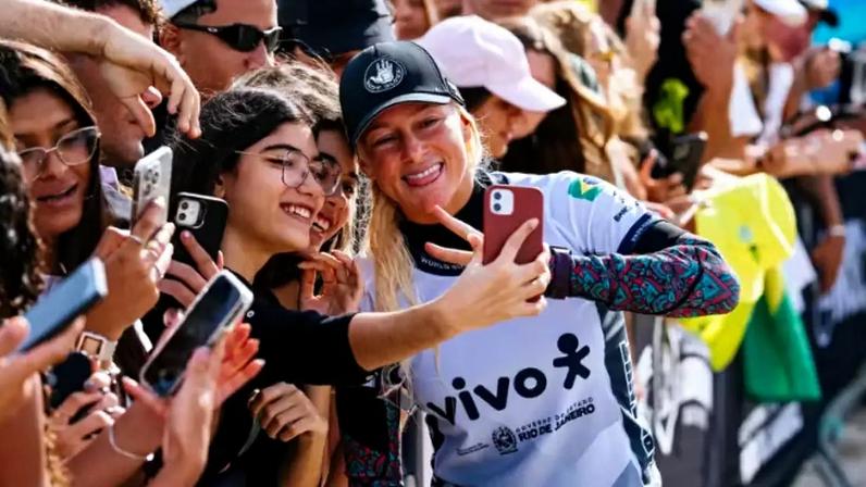 Tati Weston-Webb recebe o carinho dos torcedores em Saquarema