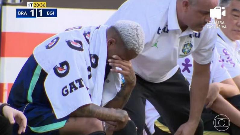 Wesley chora no banco de reservas depois de ser substituído em Brasil x Egito — Foto: Reprodução/TV Globo
